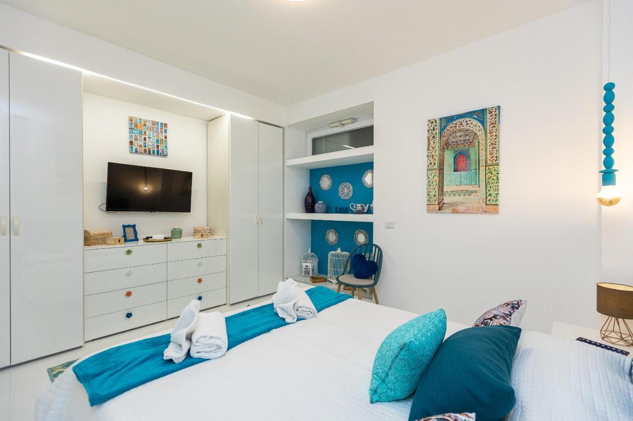 First Apartment Rom